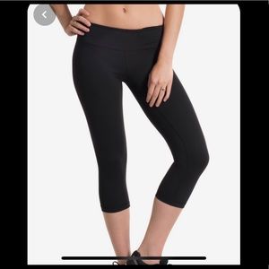 Krass & Co. NWT Black leggings size small cropped